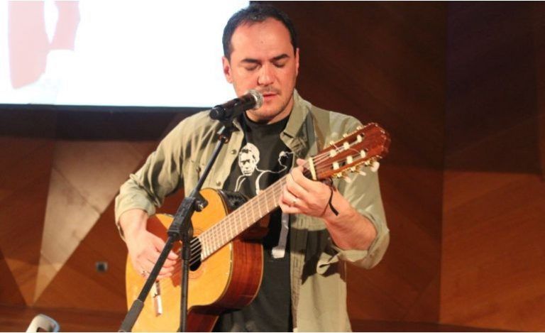 El cantautor Ismael Serrano pone el broche de oro a las Nits de Tanit